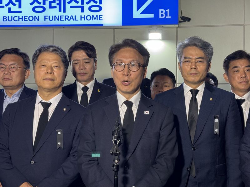 김민석 더불어민주당 대표가 18일 경기 부천시 순천향대학교 부천병원 장례식장에 마련된 고(故) 김진석 소방위의 빈소 조문을 마친 뒤 발언하고 있다. 뉴시스