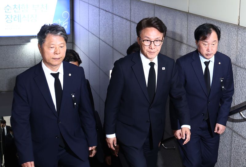 김민석 더불어민주당 대표가 18일 부천 도장공장 화재 순직 소방관 빈소가 마련된 경기 부천시 순천향대학교 병원 장례식장에서 조문을 마치고 나오고 있다. 2026.10.18/뉴스1