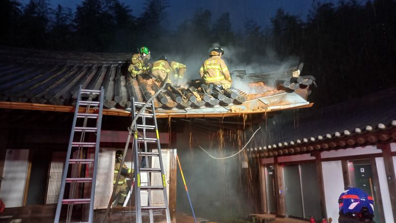 18일 오후 5시 9분경 전남광주 담양군 죽녹원 내 우송당 지붕에서 불이 나 소방 당국에 의해 2시간48분 만에 인명 피해 없이 꺼졌다. /사진=전남광주 소방본부