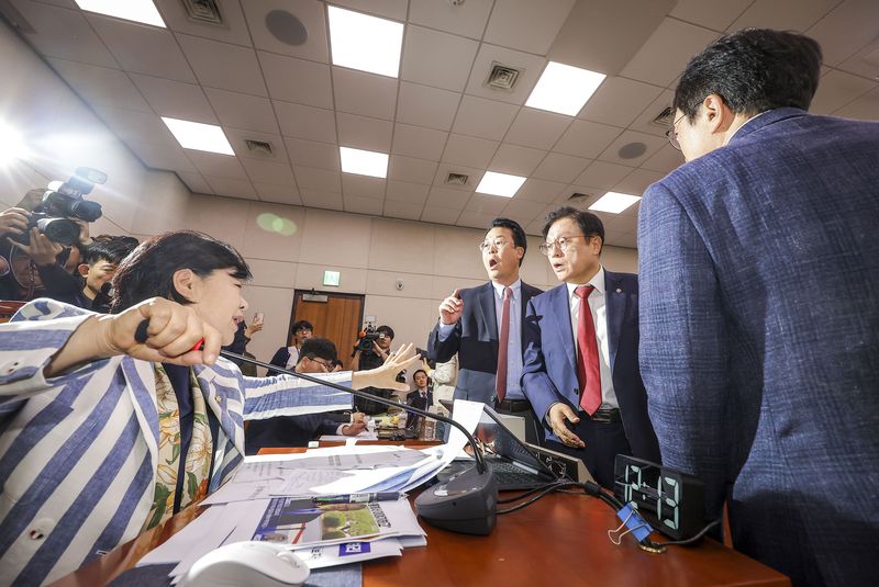 '조희대 탄핵' 충돌 격화…與 "탄핵 사유 충분" 野 "정권 몰락 신호탄"