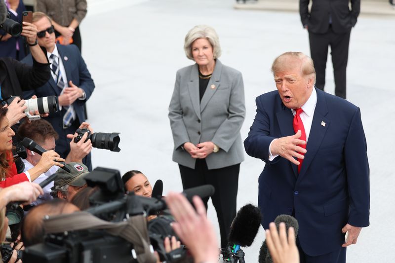 18일(현지 시간) 악시오스와 CNN 등에 따르면 마이크 존슨 미국 하원의장은 이날 폭스뉴스 '선데이 모닝 퓨처스'에 출연해 이번 러시아에 대한 제재 보류 조치가 초래할 수 있는 '의도하지 않은 결과'에 대한 공화당 의원들의 우려를 백악관에 전달했다고 밝혔다. 사진은 도널드 트럼프 미국 대통령이 지난 9일 워싱턴 백악관 남쪽 잔디밭에서 전용헬기 마린원에 탑승하기 전 기자들과 대화하는 가운데 수지 와일스 백악관 비서실장이 듣고 있다. AP 뉴시스