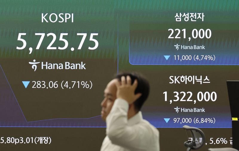 [서울=뉴시스] 권창회 기자 = 15일 오전 서울 중구 하나은행 딜링룸에서 딜러들이 업무를 보고 있다. 코스피가 전 거래일 대비 335.8포인트(5.59%) 내린 5673.01에 출발했다. 원달러 환율은 1341원으로, 코스닥 지수는 39.43포인트(4.79%) 내린 784.45에 거래를 시작했다. 2026.10.15. kch0523@newsis.com /사진=뉴시스