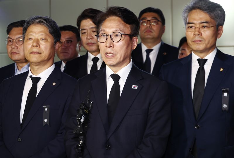 김민석 더불어민주당 대표가 지난 18일 부천 도장공장 화재 순직 소방관 빈소가 마련된 경기 부천시 순천향대학교 병원 장례식장에서 조문을 마치고 나오며 취재진 질의에 답변하고 있다. 뉴스1