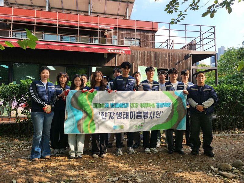 마스턴투자운용 임직원들이 지난 16일 오후 서울 강동구 암사생태공원에서 생태계 교란종 제거 활동을 마치고 기념촬영을 하고 있다. 마스턴투자운용 브랜드전략팀 제공