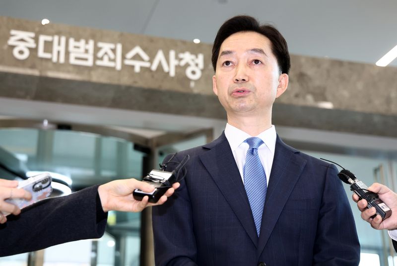 김지용 초대 중대범죄수사청장(중수청)이 19일 서울 중구 중수청 청사로 출근하며 취재진 앞에서 중수청 운영 방안을 설명하고 있다. 뉴스1