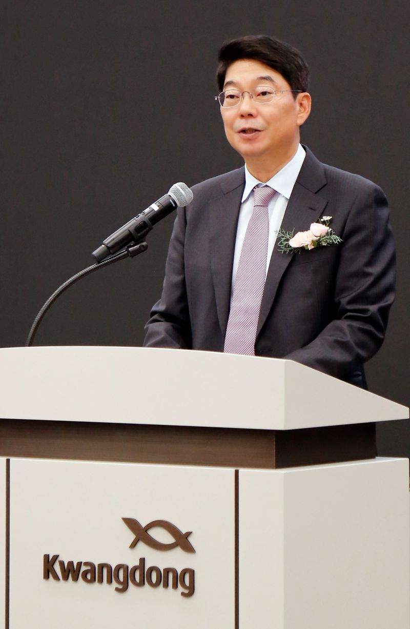 최성원 광동제약 회장이 지난 15일 열린 창립 63주년 기념식에서 기념사를 하고 있다. 광동제약 제공