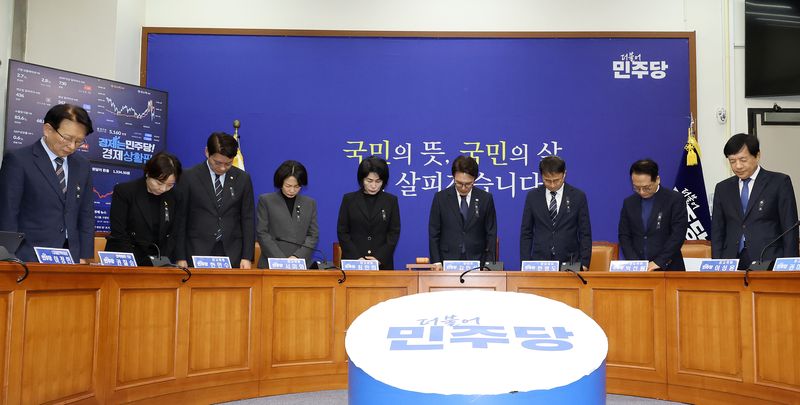 김민석 더불어민주당 대표와 한병도 원내대표 등 지도부가 19일 국회에서 최고위원회의를 앞두고 부천 공장 화재 진압 중 순직한 고(故) 김진석 소방위를 추모하며 묵념하고 있다. 연합뉴스