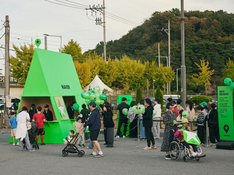 지난 16일부터 18일까지 목포시 일대에서 열린 '로컬그로스' 행사를 찾은 방문객들이 현장을 둘러보고 있다. 네이버 제공