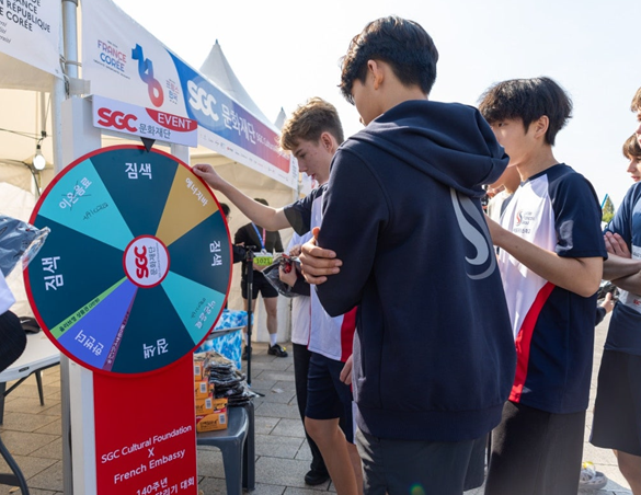 지난 15일 서울 마포구 유니세프 광장에서 열린 주한 프랑스 대사관 주최 '프랑스-한국 수교 140주년 기념 달리기대회'의 메인 후원사로 참여한 SGC문화재단 부스에서 참가자들이 룰렛이벤트에 참여하고 있다. SGC문화재단 제공