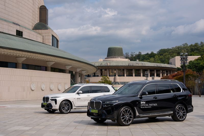 BMW 코리아가 공식 후원하는 하이엔드 여성 의류 브랜드 미스지콜렉션 2027 SS 컬렉션 패션쇼 전시된 럭셔리 클래스 의전 차량. BMW코리아 제공