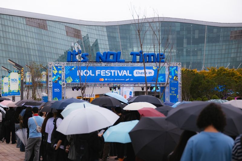 지난 18일 경기 고양시 킨텍스 제2전시장에서 열린 'NOL 페스티벌 2026' 행사장에 입장 대기줄이 길게 늘어서 있다. 놀유니버스 제공