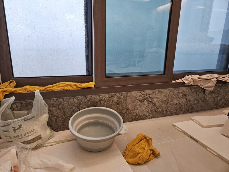 지난 18일 폭우로 침수 피해를 입었다는 인천 송도국제도시 한 아파트 세대. (사진=럭스오션SK뷰 입주민 비상대책위원회 제공) /사진=뉴시스