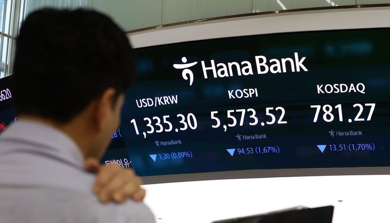 코스피가 179.64p(3.17%) 내린 5488.41에 출발한 19일 서울 중구 하나은행 딜링룸 전광판에 지수가 표시되고 있다. 이날 코스닥은 21.72p(2.73%)내린 773.06에 출발했다. 뉴시스 제공