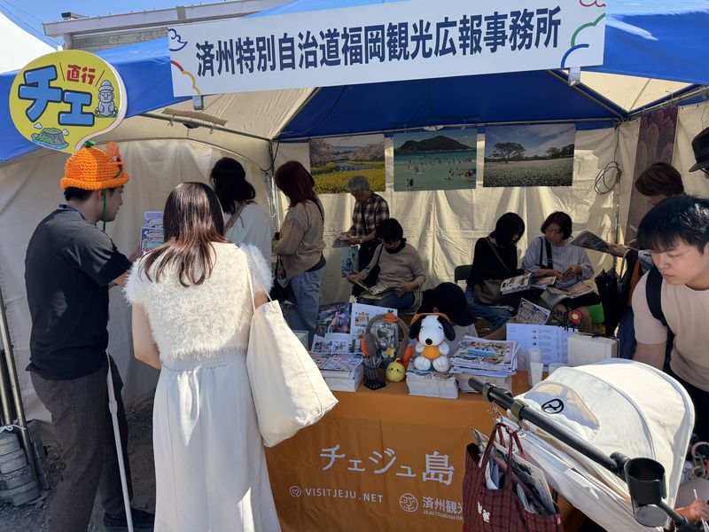 지난 17일 일본 사가현에서 열린 ‘2026 사가 최고 페스타’의 제주관광 홍보부스에서 방문객들이 안내자료를 살펴보고 있다. 제주 직항편을 알리는 팻말과 관광지 풍경을 담은 홍보물이 부스에 배치됐다. 사진=제주특별자치도