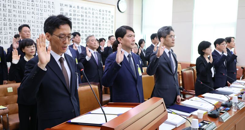 정용환 서울광역공소청장 직무대리가 19일 서울 여의도 국회에서 열린 법제사법위원회의 서울광역공소청 등에 대한 국정감사에서 증인 선서를 하고 있다. 뉴스1