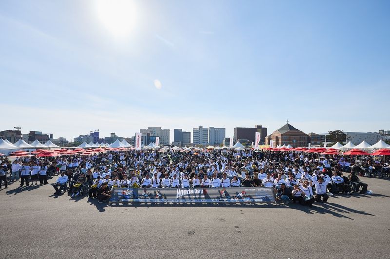 지난 17일 충남 보령시 보령머드엑스포광장에서 열린 '2026 혼다데이 와보령' 참가자들이 기념촬영을 하고 있다. 혼다코리아 제공