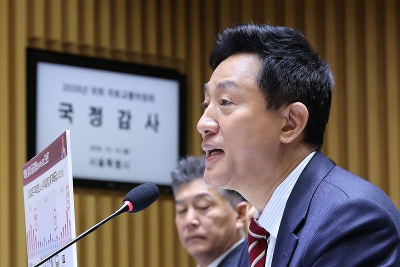 오세훈 서울시장이 19일 서울 중구 서울시청에서 열린 국회 국토교통위원회의 서울시 국정감사에서 의원 질의에 답변하고 있다. 사진=뉴스1