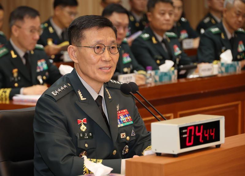 김규하 육군참모총장이 19일 오전 충남 계룡시 계룡대에서 열린 국회 국방위원회의 육군본부 등에 대한 국정감사에서 의원 질의에 답변하고 있다. 뉴시스