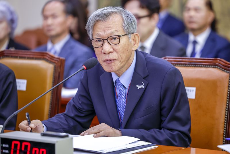 유홍준 국립중앙박물관장이 19일 서울 여의도 국회에서 열린 문화체육관광위원회 국정감사에서 의원 질의에 답하고 있다. 뉴시스