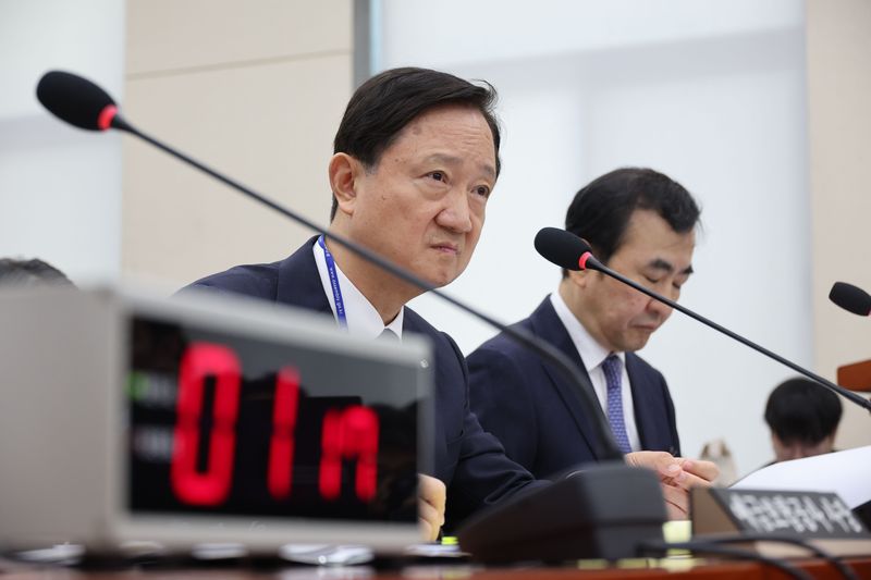 [서울=뉴시스] 최진석 기자 = 이찬진 금융감독원장이 19일 여의도 국회에서 열린 정무위원회의 금융감독원 등에 대한 국정감사에 출석해 의원의 ETF 관련 질의를 듣고 있다. 2026.10.19. myjs@newsis.com