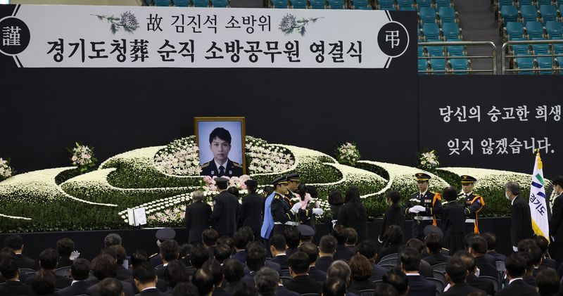 19일 경기도 부천 원미구 부천체육관에 열린 '고(故) 김진석 소방위 영결식'에서 유족들이 헌화하고 있다. 공동취재