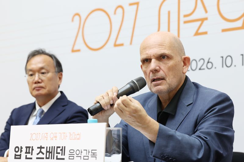 얍 판 츠베덴 음악감독이 19일 서울 종로구 세종문화회관에서 열린 서울시립교향악단 2027 시즌 오픈 기자간담회에서 질문에 답하고 있다. 왼쪽은 정재왈 서울시향 대표이사 연합뉴스