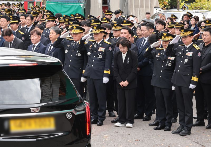 추미애 경기도지사와 동료 소방관들 등이 19일 부천 도장공장 화재 진압 중 순직한 고 김진석 소방위의 영결식이 열린 경기도 부천시 원미구 부천체육관에서 마지막 인사를 하고 있다. 공동취재