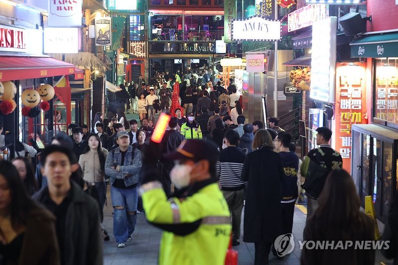 핼러윈 데이를 맞아 이태원을 찾은 시민들. 연합뉴스