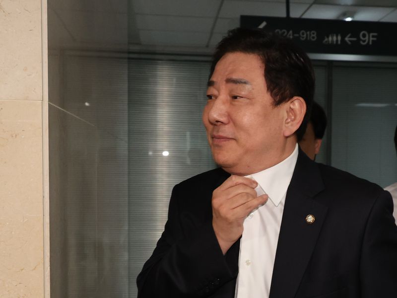 [서울=뉴시스] 최진석 기자 = 사전 구속영장이 청구된 차남 취업 특혜와 공천헌금 수수 등 13가지 비위 의혹을 받는 김병기 무소속 의원이 7일 여의도 국회 의원회관을 나서고 있다. 2026.09.07. myjs@newsis.com