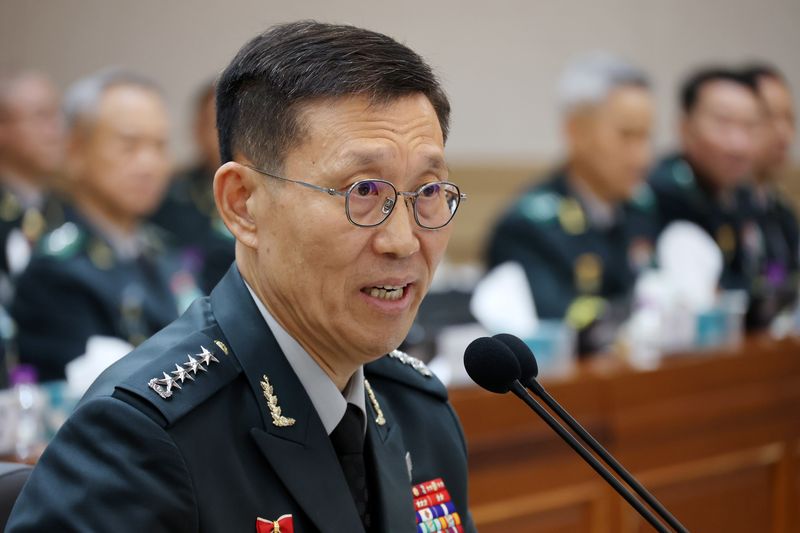 김규하 육군참모총장이 19일 오전 충남 계룡시 계룡대에서 열린 국회 국방위원회의 육군본부 등에 대한 국정감사에서 의원 질의에 답변하고 있다. 뉴시스