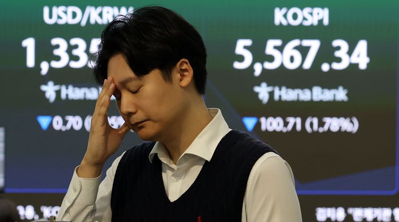 [서울=뉴시스] 이영환 기자 = 코스피가 179.64포인트(3.17%) 내린 5488.41에 출발한 19일 오전 서울 중구 하나은행 딜링룸 전광판에 지수가 표시되고 있다.이날 코스닥은 21.72포인트(2.73%)내린 773.06에 출발했다. 2026.10.19. 20hwan@newsis.com