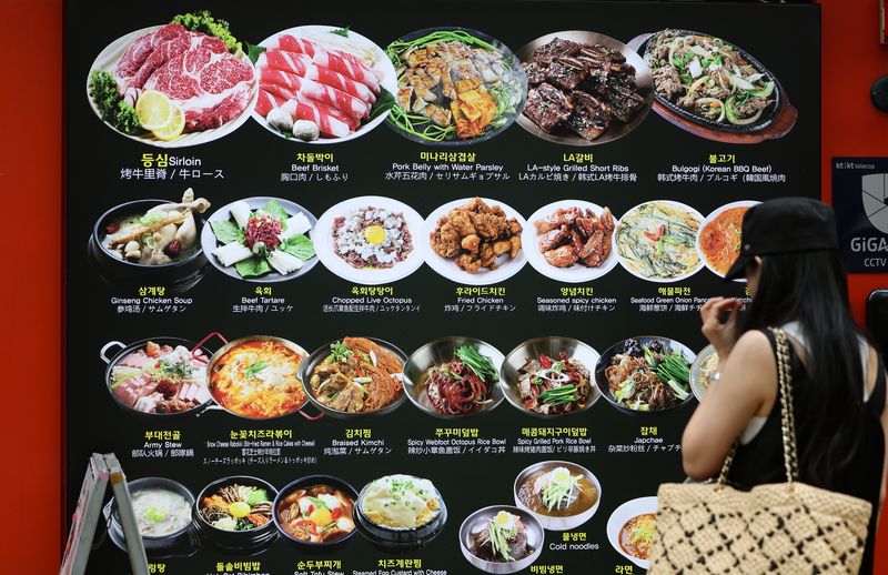 [서울=뉴시스] 김명년 기자 = 26일 서울 중구 명동거리 음식점에 메뉴 안내문이 게시돼 있다. 2026.07.26. kmn@newsis.com