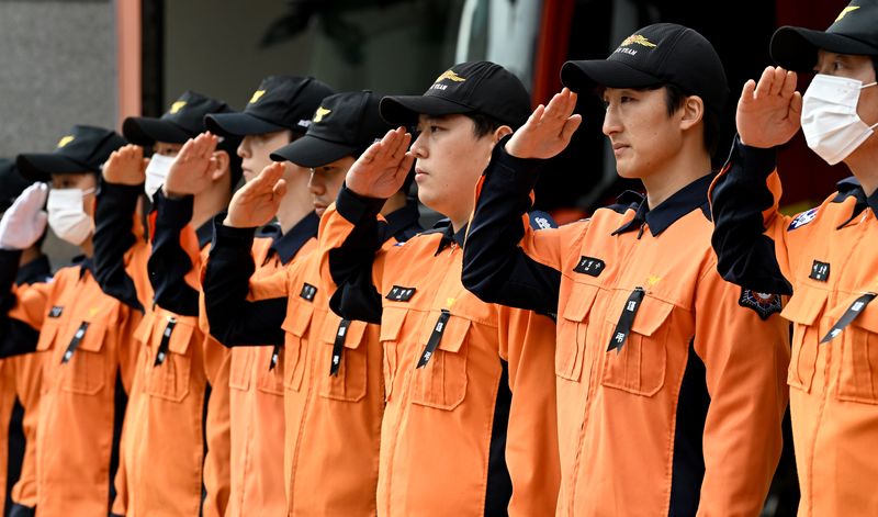 지난 19일 경기 부천 원미구 부천체육관에서 열린 '고 김진석 소방위 영결식'에서 소방대원들이 영정을 향해 경례하고 있다. 연합뉴스