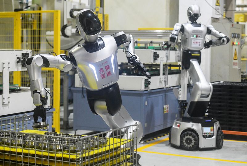 지난 19일, 중국 동부 저장성 항저우에 위치한 '저장 자오펑 기계전자(Zhejiang Zhaofeng Mechanical and Electronic)' 공장에서 '레주 로보틱스(Leju Robotics)'의 휴머노이드 로봇들이 자동차 휠 허브 베어링 생산 라인의 지정된 작업대에서 업무를 수행하고 있다. AFP 연합뉴스