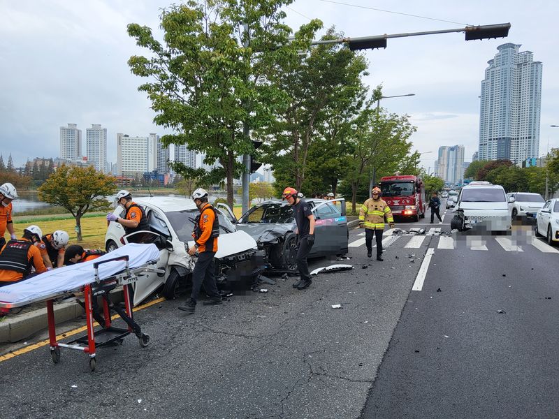 19일 오전 울산 중구 강북로에서 발생한 교통사고 현장에서 119구조대가 부상자를 구조하고 있다. 울산소방본부 제공