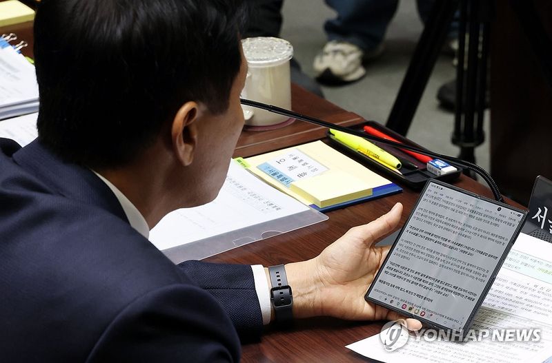 기사 확인하는 오세훈 시장 (출처=연합뉴스)