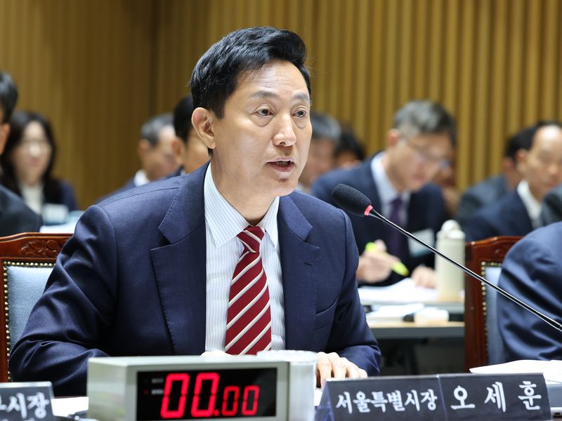 [서울=뉴시스] 이영환 기자 = 오세훈 서울시장이 19일 오전 서울 중구 서울시청에서 열린 국회 국토교통위원회 서울시 국정감사에 참석해 의원들의 질의에 답하고 있다. 2026.10.19. 20hwan@newsis.com