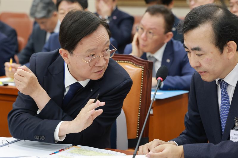 이찬진 금융감독원장(왼쪽)이 19일 국회 정무위원회에서 열린 금융감독원 등에 대한 국정감사에서 이세훈 금감원 수석부원장과 대화하고 있다. 연합뉴스