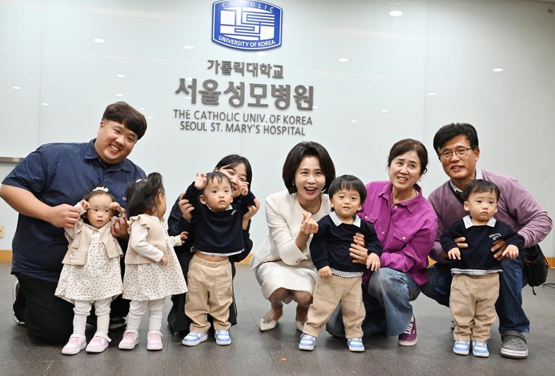 김혜경 여사가 19일 서울 서초구 서울성모병원 권역모자의료센터에서 다섯 쌍둥이(오둥이) 가족과 기념촬영을 하고 있다. 청와대통신사진기자단