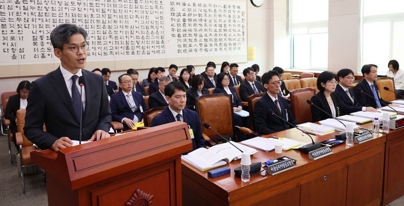 박철우 서울중앙지방공소청장이 19일 서울 여의도 국회에서 열린 법제사법위원회 국정감사(서울광역공소청 등)에서 업무보고를 하고 있다. 왼쪽부터 박철우 서울중앙지방공소청장, 성상헌 서울남부지방공소청장, 정용환 서울광역공소청장 직무대리, 장혜영 수원광역공소청장 직무대리, 김봉현 수원지방공소청장, 서정민 서울동부지방공소청장. 뉴시스