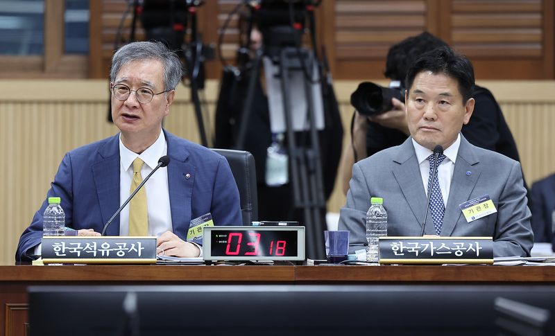 손주석 한국석유공사 사장(왼쪽)과 홍의락 한국가스공사 사장이 19일 대구 한국가스공사 본사에서 국정감사에서 의원 질의를 듣고 있다. 사진=뉴스1