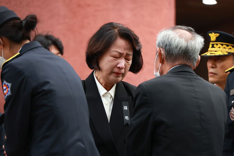 추미애 경기도지사가 19일 오전 경기도 부천시 원미구 부천체육관에서 고 김진석 소방위의 운구차가 노제를 위해 떠나기 전 유가족들을 위로하며 눈물을 흘리고 있다. /사진=공동취재, 뉴스1화상