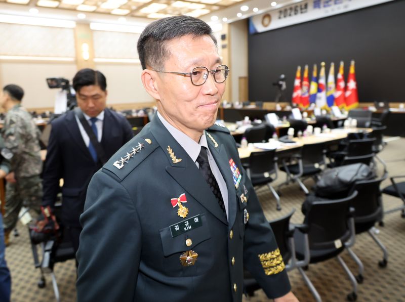김규하 육군참모총장이 19일 오전 충남 계룡시 계룡대에서 열린 국회 국방위원회의 육군본부 등에 대한 국정감사에서 질의를 마친 뒤 국감장을 나서고 있다. 뉴시스