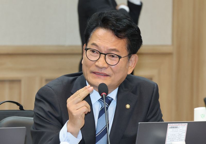 송영길 더불어민주당 의원이 19일 충남 계룡대에서 열린 국회 국방위원회의 육군본부에 대한 국정감사에서 질의하고 있다. 뉴스1