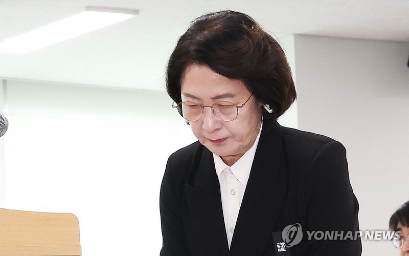 고개 숙인 추미애 경기도지사 /사진=연합뉴스