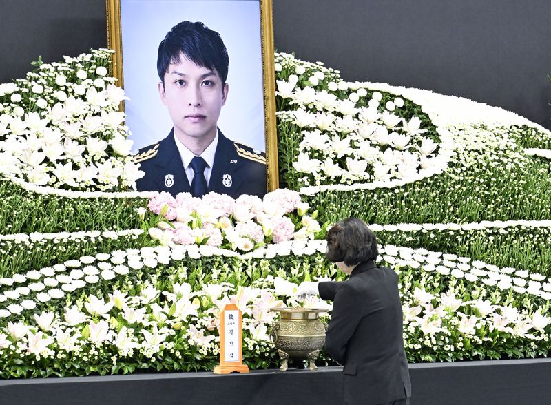 추미애 경기도지사가 19일 경기도 부천시 원미구 부천실내체육관에서 열린 '고(故) 김진석 소방위 영결식'에서 분향하고 있다. 뉴스1
