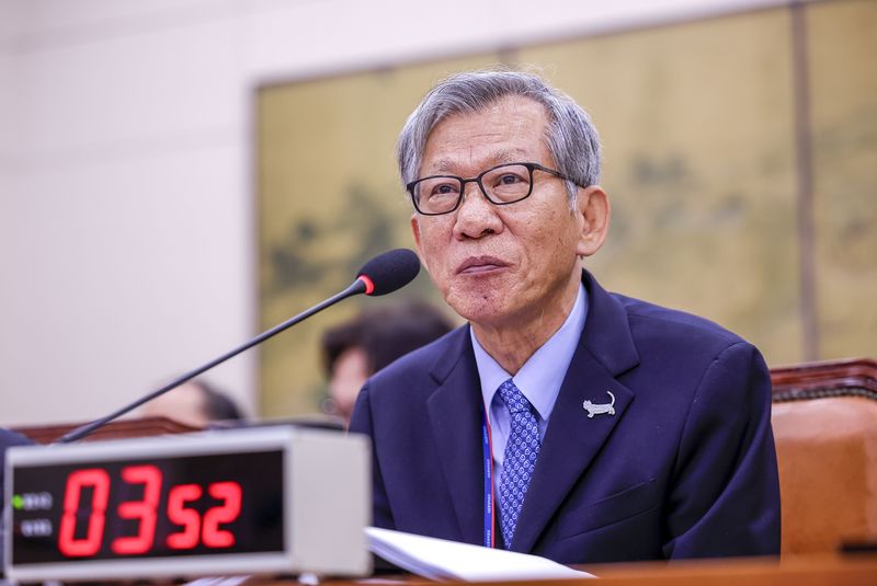 유홍준 국립중앙박물관장이 지난 19일 서울 여의도 국회에서 열린 문화체육관광위원회의 문화체육관광부 산하 공공기관 및 유관기관 국정감사에서 질문에 답하고 있다. 뉴시스