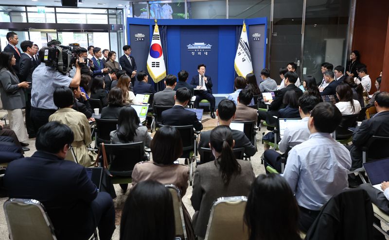 이재명 대통령이 19일 청와대 춘추관을 찾아 취재진과 간담회를 하고 있다. 청와대통신사진기자단