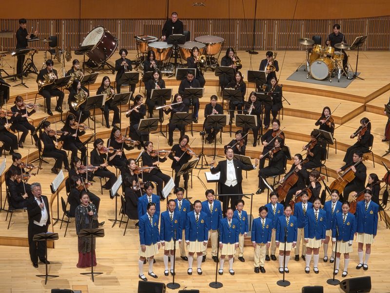 지난 17일 서울 송파구 롯데콘서트홀에서 열린 자선 연주회 '2026 삶과 나눔 콘서트'에서 조익현 지휘자가 이끄는 '행복나무 소년소녀 합창단'이 공연하고 있다. 태광산업 제공
