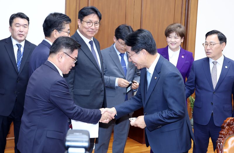 조정식 국회의장, 대한민국교육감협의회 임원단 접견 (서울=연합뉴스) 배재만 기자 = 조정식 국회의장이 19일 국회 의장실에서 대한민국교육감협의회 임원단을 만나 악수하고 있다. 2026.10.19 scoop@yna.co.kr (끝)